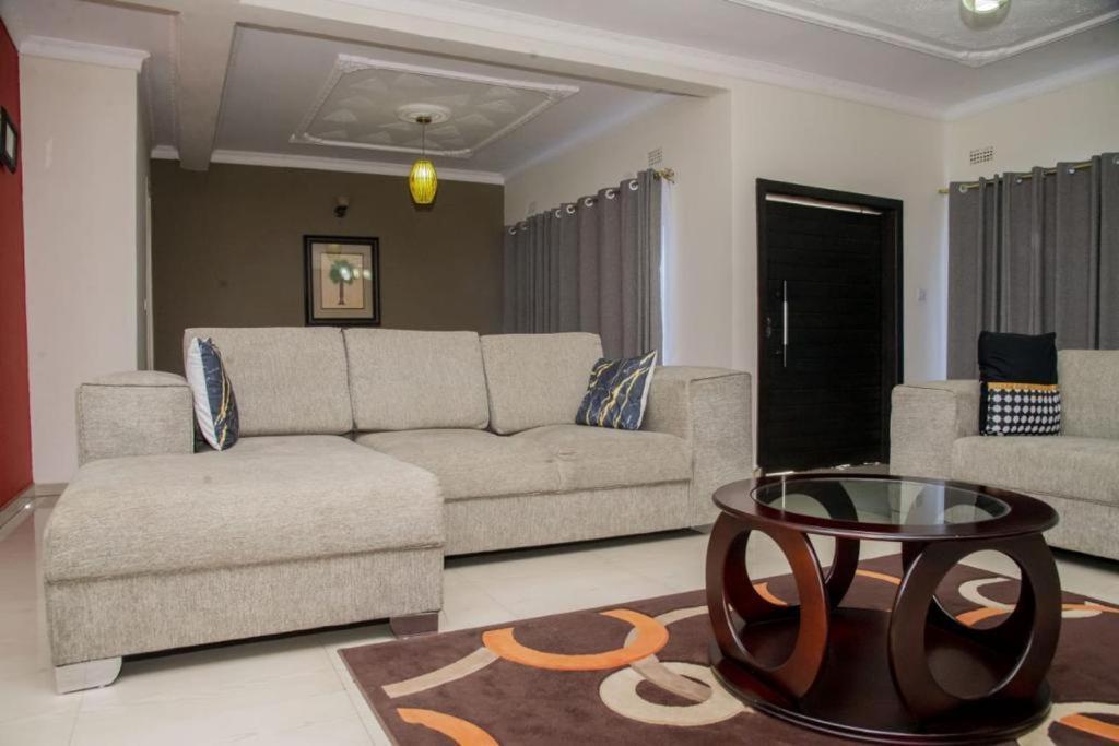 Royal Suites Apartments 루사카 외부 사진