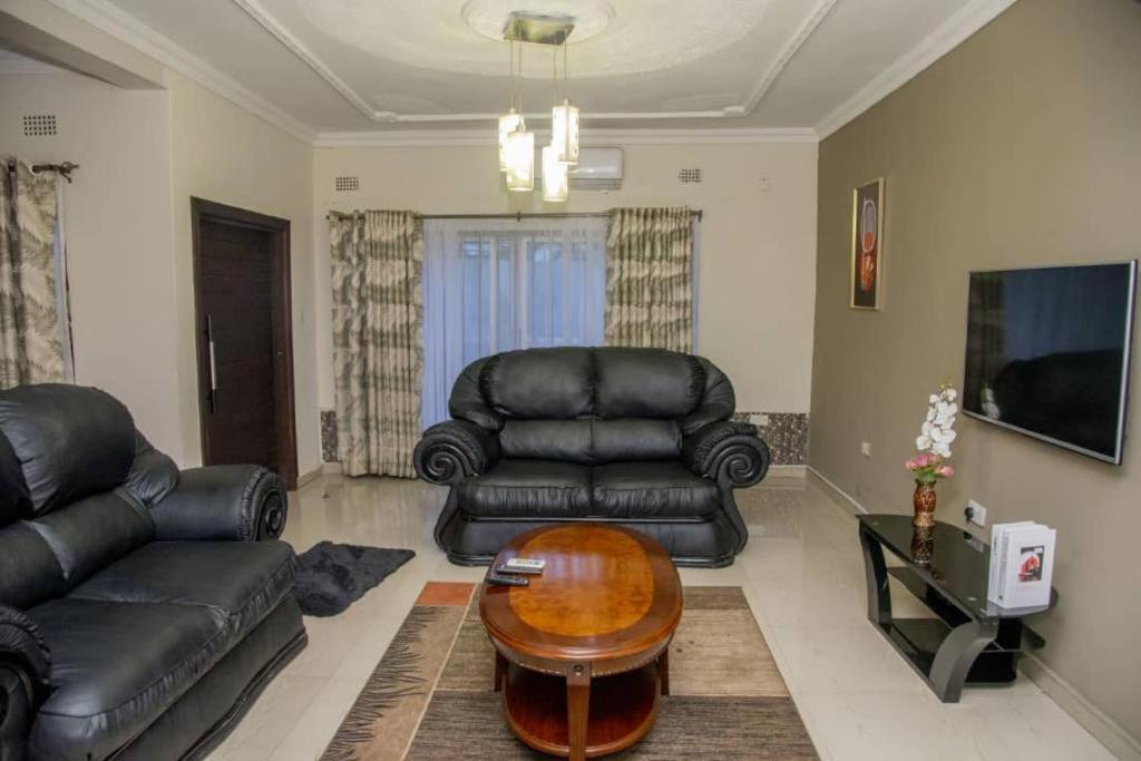 Royal Suites Apartments 루사카 외부 사진