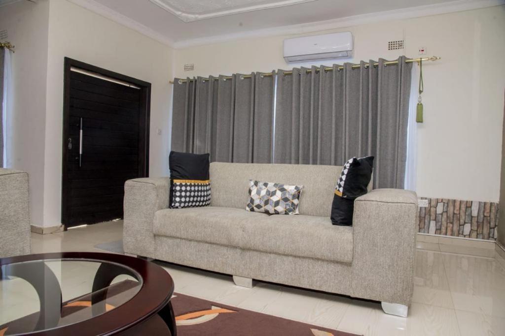 Royal Suites Apartments 루사카 외부 사진