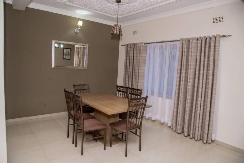 Royal Suites Apartments 루사카 외부 사진